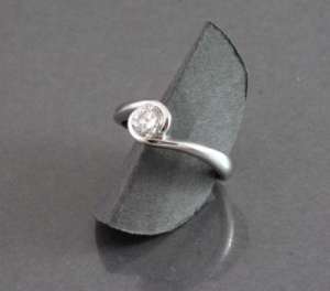 * Geschwungener Designerring 0,27 ct BRILLANT