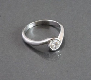 * Geschwungener Designerring 0,27 ct BRILLANT