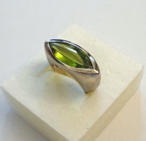 * Peridot Cabouchon Navette Cut 3,9 Carat 585er Weißgold